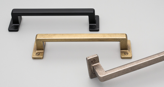 Kethy Perry Handle Square D Handle Vertical Flat Foot 128mm C to C Available in 5 Colours : Antique Brass Gloss ,Antique Brass Matt ,Black Paint Matt ,Oxidised Tin Gloss ,Oxidised Tin Matt